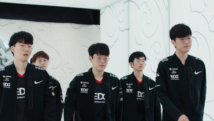 是球员们在 是球员们在